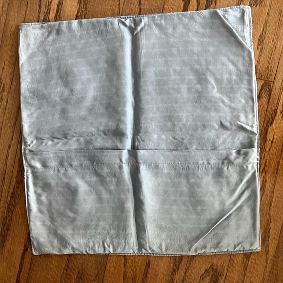 Beautiful embroidered decorative pillow case - Picture 3 of 7